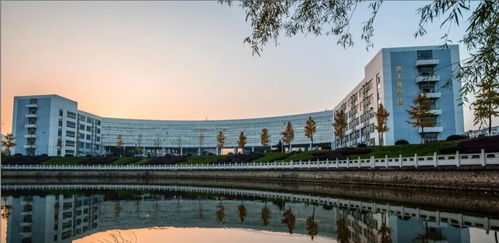 華中科技大學新增人工智能與智能建造專業，同時歡迎報考公共衛生與預防醫學與軟件開發方向