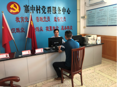 梅江區(qū)寨中村法律顧問(wèn)連志剛律師為村民提供專(zhuān)業(yè)法律服務(wù)