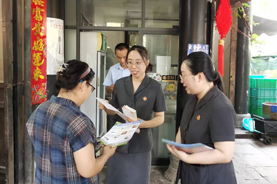 這個夏天，古鎮來了新“游客”——法律咨詢服務